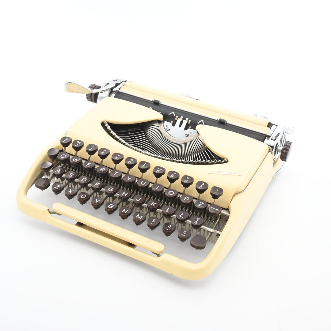 Groma Kolibri タイプライター アンティーク【ケース付き】 Kolibri Groma Typewriter and Case For Sale - My Cup Of Retro