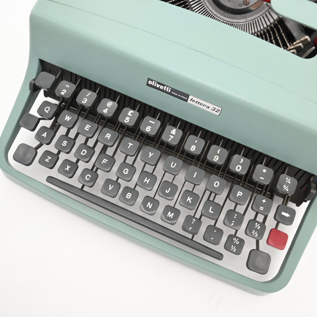 Olivetti Lettera 32 Typewriter - Made in Italy - WORLDWIDE SHIPPING