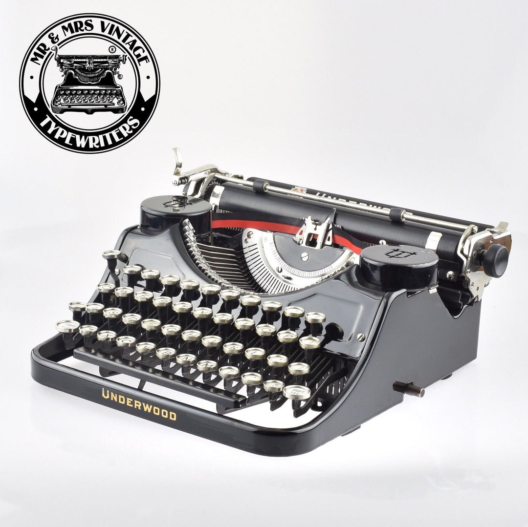 アンティークのレトロなUNDERWOOD STANDARDタイプライター アンティークのレトロなUNDERWOOD STANDARDタイプライター