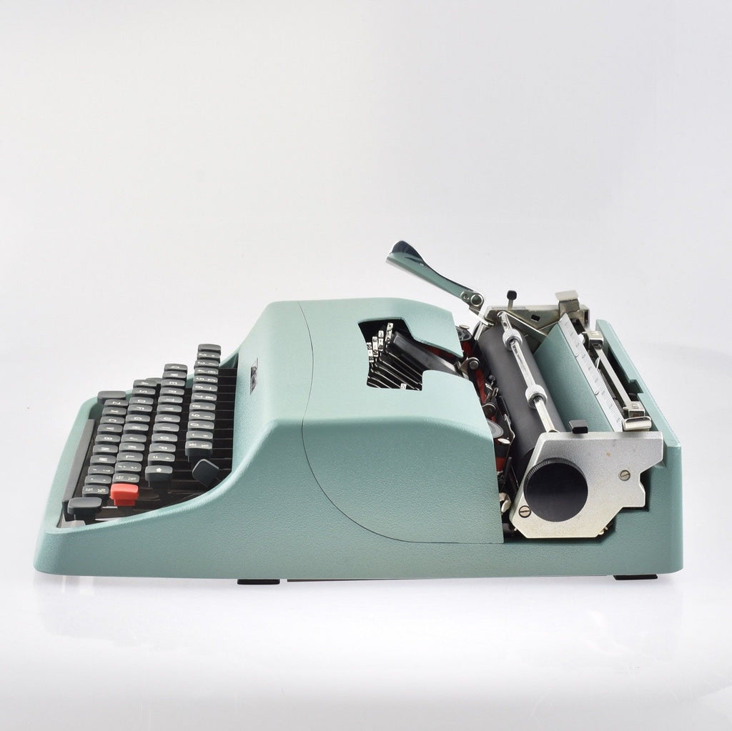 Olivetti Lettera 32 Typewriter 