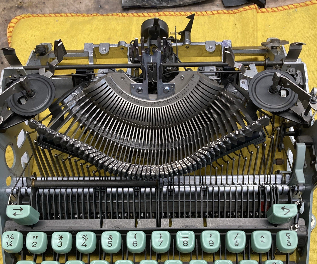 Hermes Media 3 Typewriter - Cubic Typeface & rare math keys - UK